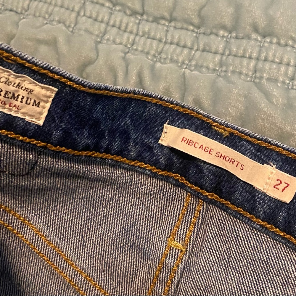 Levi's Ribcage High Rise Distressed Short - Picture 5 of 5